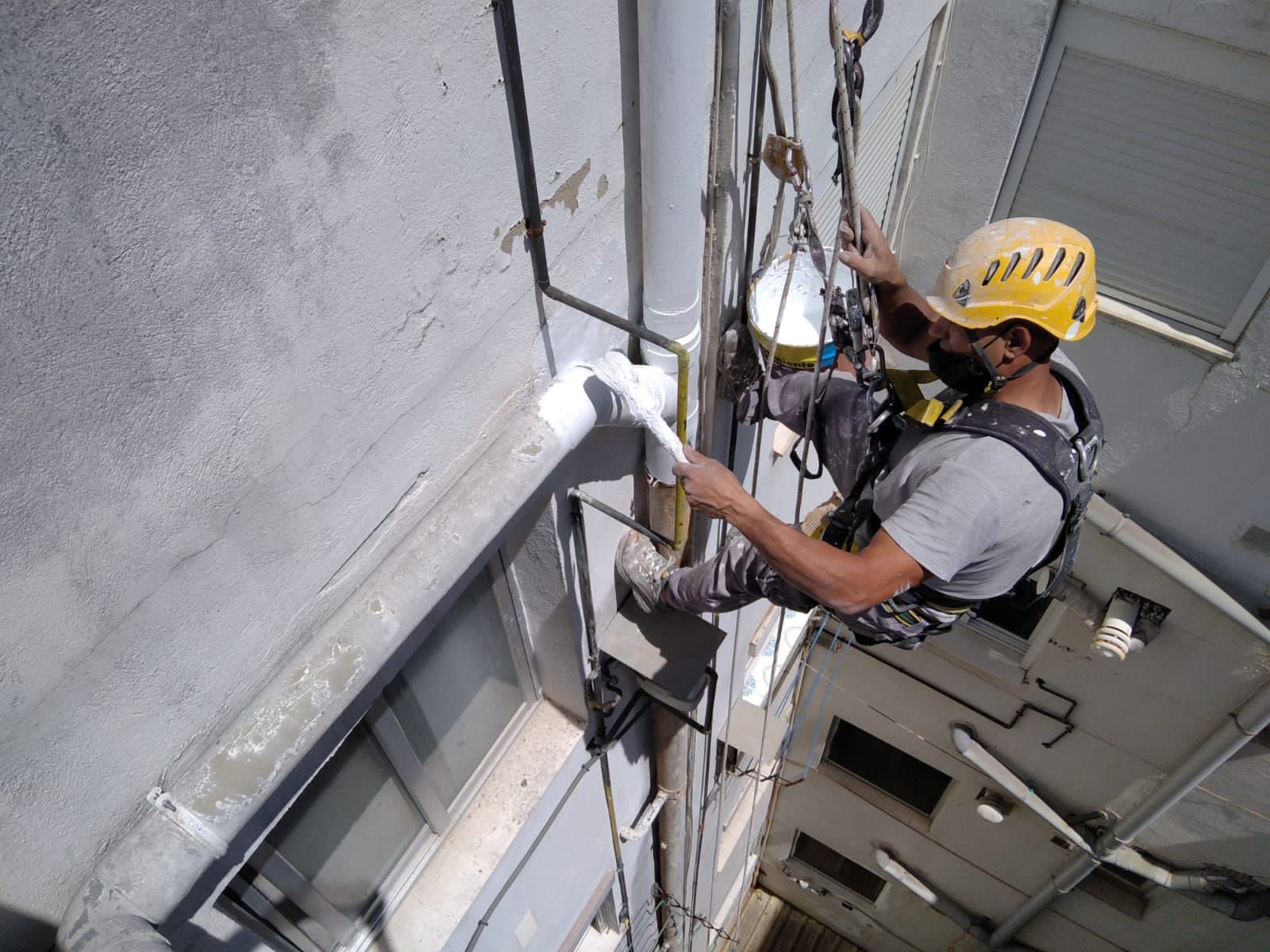 Equipo t&eacute;cnico planificando trabajos verticales en Valencia