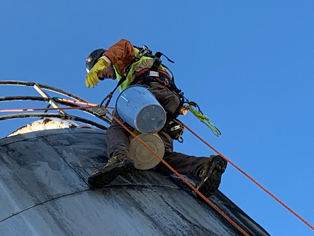 Equipo de alpinistas industriales realizando trabajos verticales en Valencia